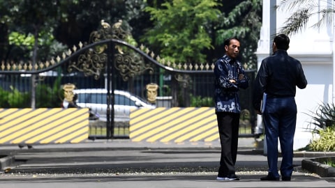 Presiden Joko Widodo (kiri) berbincang dengan Menteri Koordinator bidang Kemaritiman Luhut Panjaitan (kanan di Kompleks Istana Kepresidenan, Jakarta, Senin (22/4/2019). Foto: ANTARA FOTO/Puspa Perwitasari