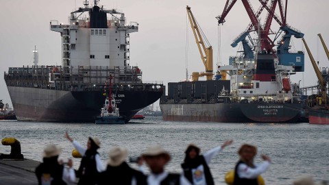Kapal tunda memandu masuknya sebuah kapal di Pelabuhan Tanjung Priok, Jakarta, Rabu (14/8). Foto: ANTARA FOTO/Aditya Pradana Putra