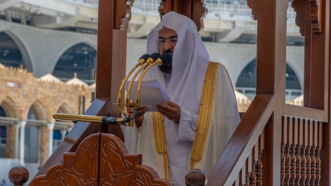 Syekh Dr Abdulrahman bin Abdulaziz Al-Sudais menjadi khatib pada salat Jumat di Masjidil Haram. Foto: Sumber: gph.gov.sa