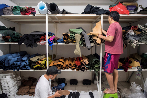 Salah satu UMKM produsen sepatu, Exodos57, di Kota Bandung, Jawa Barat. Foto: M Agung Rajasa/ANTARA FOTO