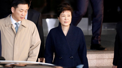 Presiden Park Geun-hye meninggalkan gedung Kejaksaan Foto: Kim Hong-Ji/Reuters