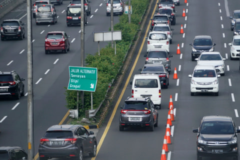 Beberapa mobil berada di jalur contra flow di jalan tol dalam kota di kawasan MT. Haryono, Jakarta, Rabu (29/1). Foto: Fanny Kusumawardhani/kumparan