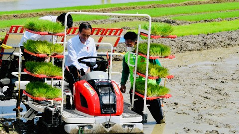 Presiden Joko Widodo mengoperasikan rice transplanter riding saat olah tanam dan penanaman padi di Trenggalek, Jawa Timur, Selasa (30/11). Foto: Kementan RI