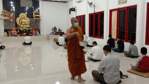Melihat Perayaan Waisak Umat Buddha di Vihara Bukit Naga Mamuju (1)