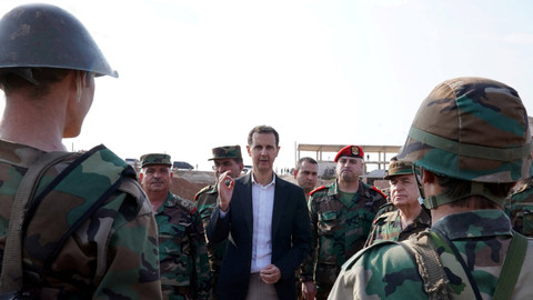 Presiden Suriah, Assad, kunjungi medan perang di Idlib. Foto: Reuters