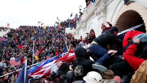 Pendukung Presiden AS Donald Trump berkumpul saa aksi protes di depan Gedung Capitol AS di Washington, AS, Rabu 6 Januari 2021. Foto: Shannon Stapleton/REUTERS