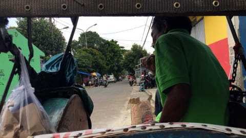 Yono, tukang becak di Perumnas Depok. Foto: Brian Hikari Janna/kumparan