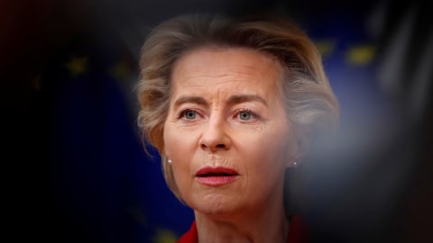 Presiden Komisi Eropa Ursula von der Leyen saat tiba untuk pertemuan tatap muka kedua di Uni Eropa, di Brussels, Belgia, Kamis (1/10). Foto: Francisco Seco/Pool via REUTERS