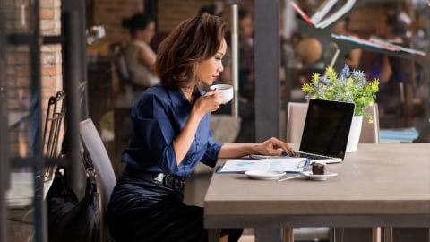 Ilustrasi perempuan minum kopi. Foto: Shutterstock
