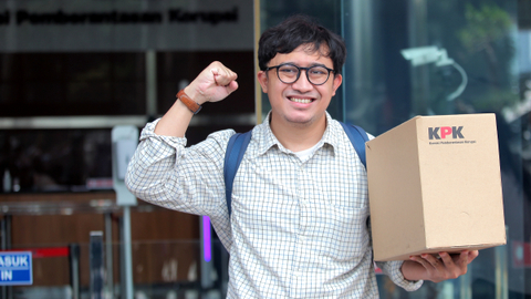 Mantan Penyidik Muda KPK Lakso Anindhito saat meninggalkan Gedung KPK, Jakarta, Selasa (5/10/2021). Foto: Reno Esnir/ANTARA FOTO