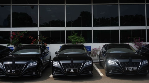Sejumlah mobil dinas baru pimpinan DPR/MPR Toyota Crown 2.5 HV G-Executive terparkir di Gedung DPR, Jakarta, Selasa (29/10).  Foto: Irfan Adi Saputra/kumparan 