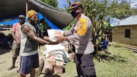 Bantuan Sembako untuk Korban Longsor di Tolikara