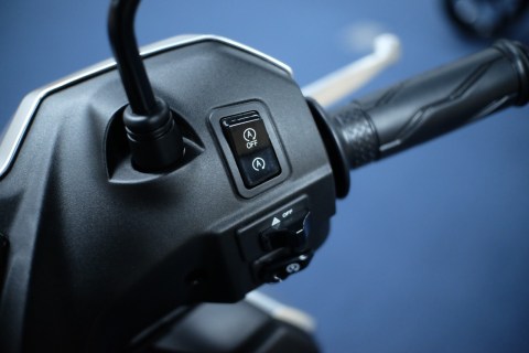 Tombol handle kiri Yamaha Gear 125. Foto: Bangkit Jaya Putra/kumparan