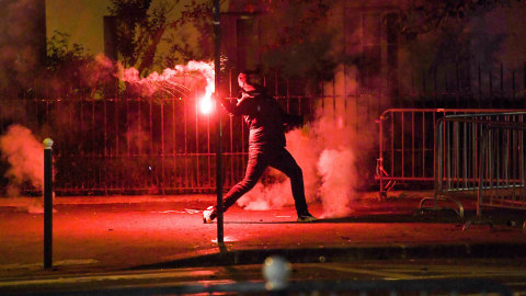 Ilustrasi bentrok suporter bola. Foto: Alain Jocard / AFP
