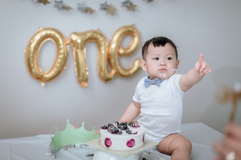 Bayi makan kue ulang tahun. Foto: Shutterstock