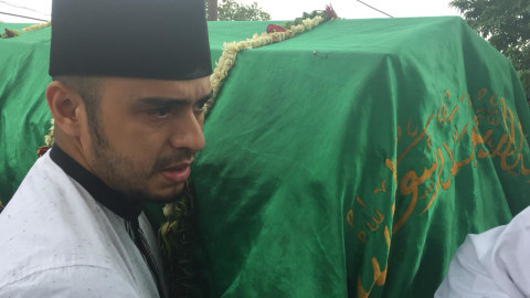 Ali Zainal Turut Antarkan Sutradara Ali Shahab Ke Liang Lahat Kumparan Com