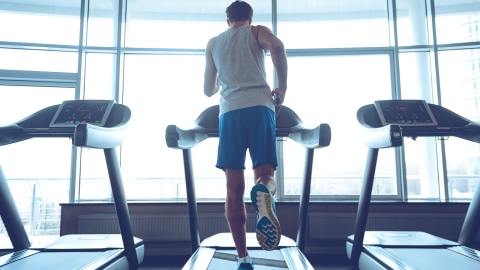 Ilustrasi latihan fisik di tempat gym. Foto: Shutter Stock