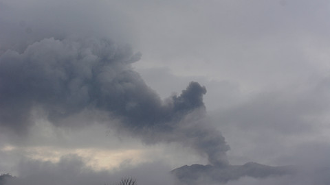 Aktivitas Gunung Raung terpantau dari Desa Sumberwringin, Sumberwringin, Bondowoso, Jawa Timur, Rabu (10/2). Foto: Seno/ANTARA FOTO
