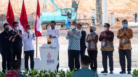 Presiden Joko Widodo (keempat kiri) menekan tombol saat groundbreaking proyek hilirisasi batu bara menjadi Dimetil Eter (DME) di Kawasan Industri Tanjung Enim, Sumatera Selatan, Senin (24/1/2022). Foto: Nova Wahyudi/Antara Foto