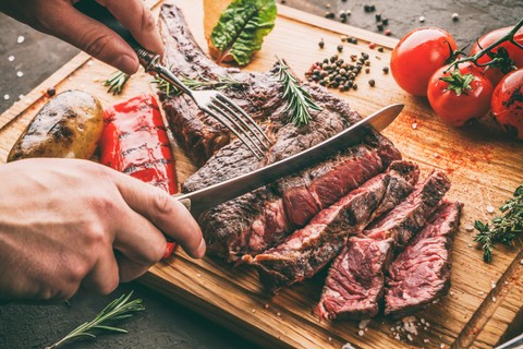 Ilustrasi makan steak. Foto: Shutterstock