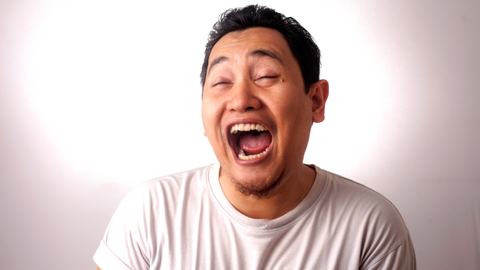 Ilustrasi tertawa karena mendengarkan humor. Foto: Shutter Stock