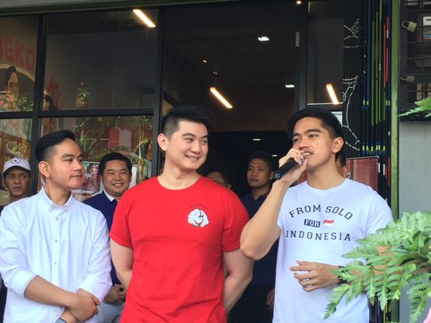 Gibran, Arnold, dan Kaesang di Pembukaan restoran Mangkok Ku (ki-ka) Foto: Azalia Amadea/Kumparan