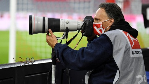 Ilustrasi fotografer sepak bola menggunakan lensa tele. Foto: Andreas Gebert/AFP