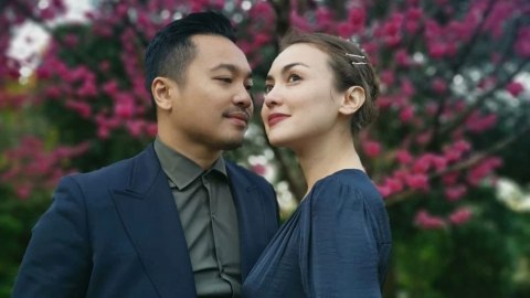 Potret kemesraan Rianti Cartwright dan suaminya. Foto: Instagram / @riantic