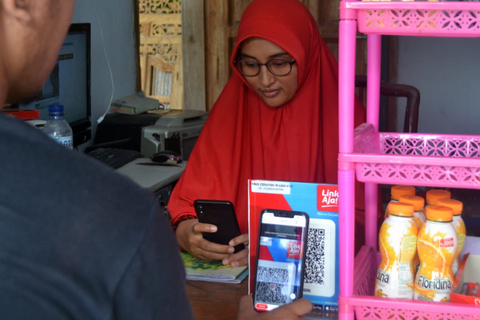 Ilustrasi transaksi menggunakan QRIS. Foto: BRI