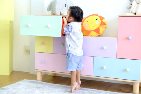Ilustrasi anak balita mengambil barang. Foto: Shutter Stock