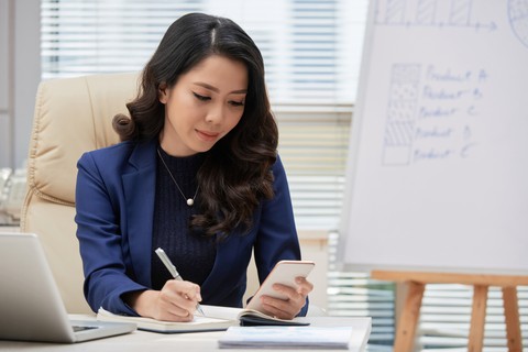 com-Ilustrasi seorang ibu yang melek finansial Foto: Shutterstock