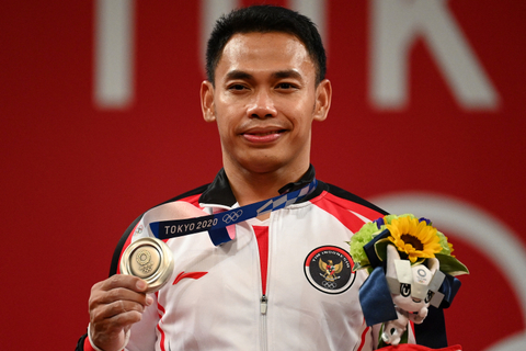 Lifter putra Indonesia Eko Yuli Irawan meraih medali perak pada kelas 61 Kg Putra Grup A Olimpiade Tokyo 2020 di Tokyo International Forum, Tokyo, Jepang, Minggu (25/7).  Foto: Vincenzo PINTO / AFP