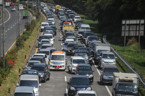 Sebuah mobil ambulans berusaha kelar dari kemacetan saat menuju gerbang keluar Tol Pasteur di Bandung, Jawa Barat, Jumat (3/9/2021). Foto: Raisan Al Farisi/ANTARA FOTO