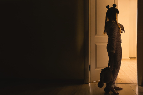 Anak tidur sambil berjalan. Foto: Shutter Stock