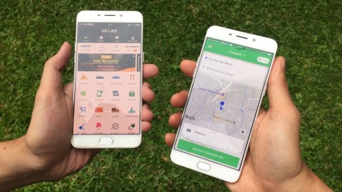 Aplikasi GOJEK dan Grab. Foto: Bianda Ludwianto/kumparan
