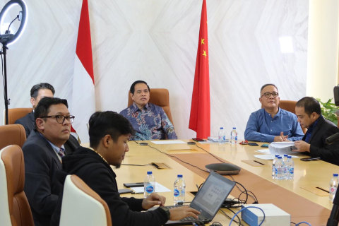 Berjasa Lindungi WNI di China, Dubes Djauhari Terima Penghargaan Hassan Wirajuda (1)