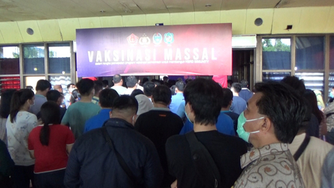 Kala Bobby Kewalahan Atur Kerumunan saat Vaksinasi di Lanud Soewondo, Medan (1)