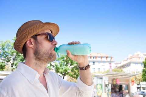 Ilustrasi traveler tengah minum air putih untuk cegah dehidrasi Foto: Shutter Stock