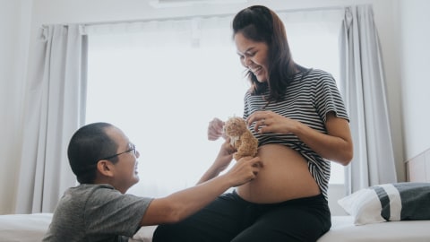 Ilustrasi mengajak bayi di dalam perut mengobrol. Foto: Getty Images