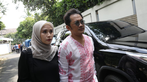 Zaskia Adya Mecca dan Hanung Bramantyo tiba di rumah duka Ashraf Sinclair di Pejaten, Jakarta Selatan, Selasa (18/2). Foto: Fanny Kusumawardhani/kumparan