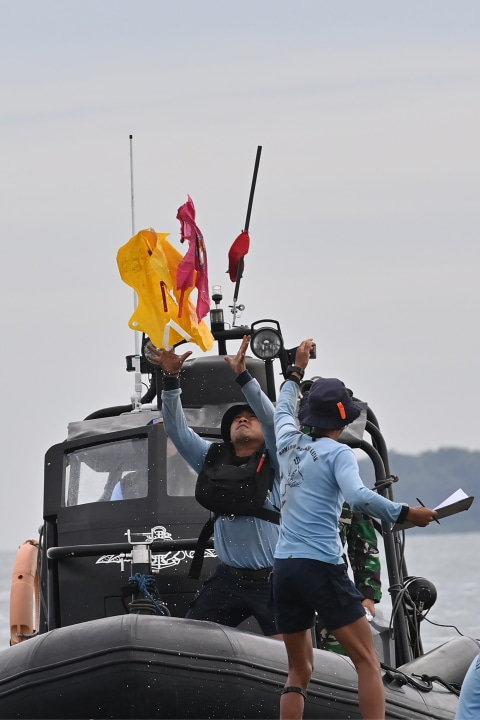 Foto Wujud Serpihan Dan Baju Anak Pink Diduga Milik Penumpang Sriwijaya Air Kumparan Com Sriwijaya air group add more free baggage allowance to customers. foto wujud serpihan dan baju anak pink