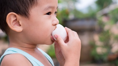 Ilustrasi anak balita makan telur Foto: Shutter Stock