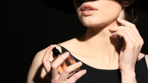 Ilustrasi memakai parfum oud yang mewah. Foto: Shutterstock