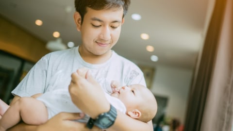 5 Momen Bonding Ayah dan Bayi, Bisa Dilakukan saat Ibu Me Time, Lho! (2)