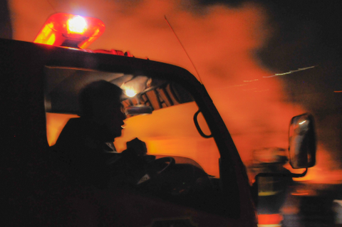 Ilustrasi petugas memadamkan api kebakaran. Foto: Fakhri Hermansyah/ANTARA FOTO