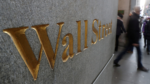Sebuah tanda jalan, Wall Street, terlihat di luar New York Stock Exchange (NYSE) di New York City, New York, AS.   Foto: Shannon Stapleton/REUTERS