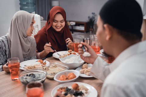 Ilustrasi buka puasa bersama keluarga. Foto: Shutterstock