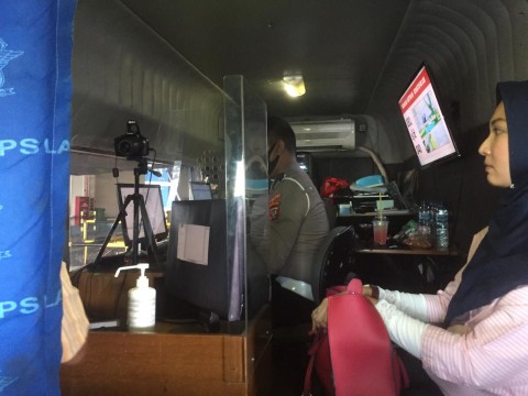 Suasan di dalam bus SIM Keliling untuk menunggu antrean untuk difoto perpanjang SIM Foto: dok. Istimewa