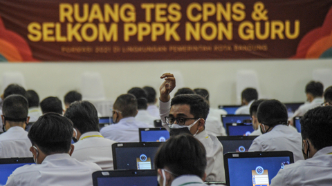 Peserta mengikuti tes seleksi Calon Pegawai negeri Sipil (CPNS) di GOR Arcamanik, Bandung, Jawa Barat, Senin (27/9). .  Foto: Raisan Al Farisi/ANTARA FOTO