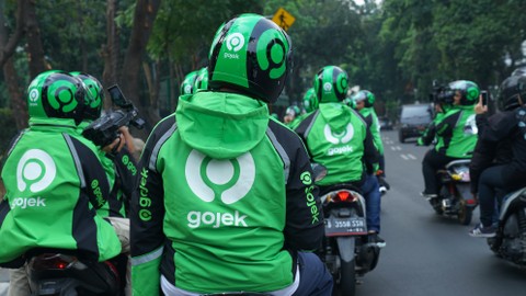 Logo baru perusahaan Gojek terpampang di atribut helm dan jaket mitra pengemudi Go-Ride. Foto: Dok. Gojek